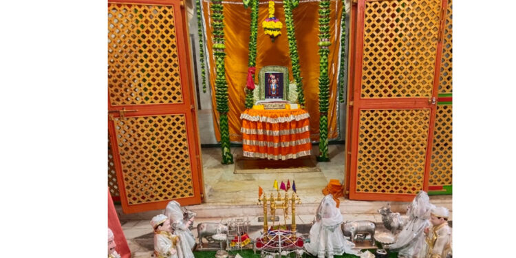 पान के हिंडोलना में बिराजे प्रभु द्वारकाधीश