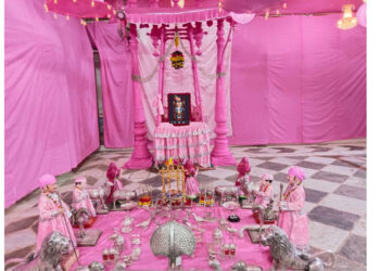 मुकुट काछनी को श्रृंगार धरा गुलाबी घटा में विराजे प्रभु द्वारिकाधीश