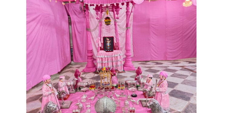 मुकुट काछनी को श्रृंगार धरा गुलाबी घटा में विराजे प्रभु द्वारिकाधीश