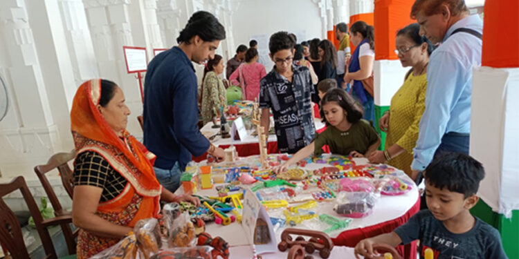 सिटी पेलेस के जनाना महल में सजा ‘आर्ट एण्ड क्राफ्ट’ बाजार