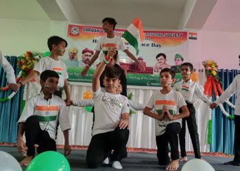 तिरंगे की लहर मे झुमी नन्हीं कलियाँ