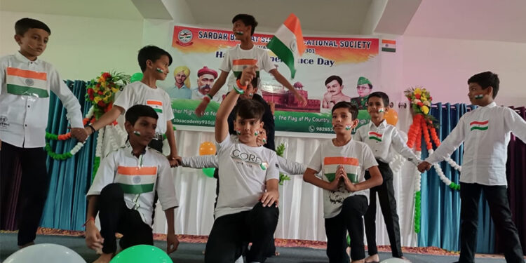 तिरंगे की लहर मे झुमी नन्हीं कलियाँ