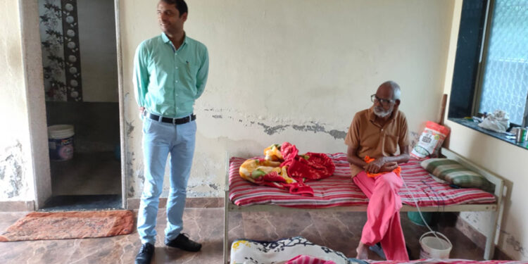 न्यायाधीश ने किया वृद्धाश्रम का औचक निरीक्षण