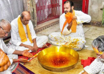 जन्माष्टमी के पर्व पर प्रभु के वस्त्र रंगने एवं पानघर सेवा की परंम्परा