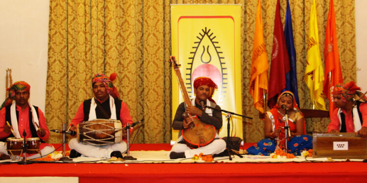 महाराणा मेवाड़ पब्लिक स्कूल में स्पीक मैके द्वारा गायन प्रस्तुति