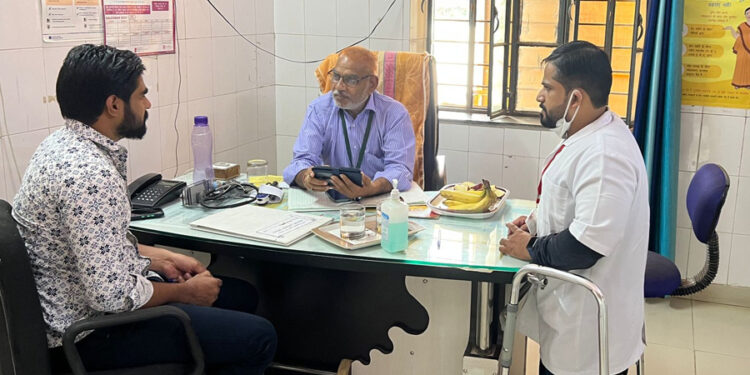 सीएमएचओ डॉ. प्रकाश चन्द्र शर्मा ने सीएचसी गिलुण्ड का किया औचक निरीक्षण