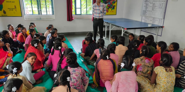 न्यायाधीश ने किया छात्रावास का निरीक्षण, मनोरंजन के साधनों का मिला अभाव