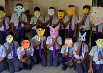 शनिवारीय कार्यक्रम मे बालकों ने बनाए मास्क