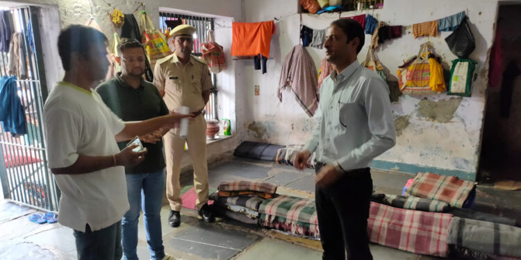 प्राधिकरण सचिव ने बैरको में सफाई व्यवस्था के सुधार के दिये निर्देश