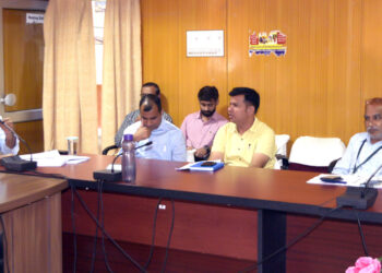 विभागीय कार्यों में प्रगति लायें और सम्पर्क पर दर्ज प्रकरणों का निस्तारण करें- एडीएम शर्मा