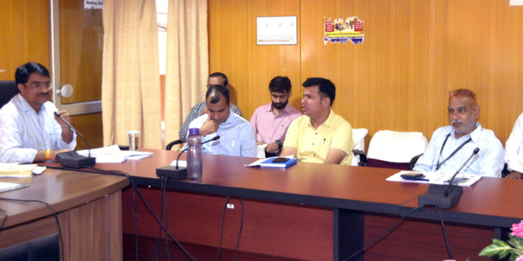 विभागीय कार्यों में प्रगति लायें और सम्पर्क पर दर्ज प्रकरणों का निस्तारण करें- एडीएम शर्मा