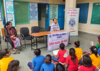 न्यायाधीश ने विधिक साक्षरता शिविर में बालिकाओं को कानूनी जानकारी प्रदान की