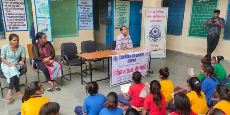 न्यायाधीश ने विधिक साक्षरता शिविर में बालिकाओं को कानूनी जानकारी प्रदान की