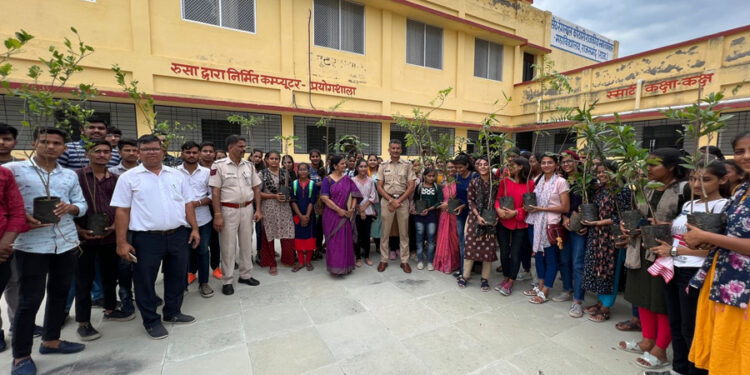 महाविद्यालय में वृक्षारोपण कार्यक्रम संपन्न