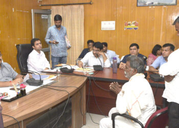 समस्याओं का तीव्र निस्तारण कर राहत प्रदान करें- जिला कलक्टर