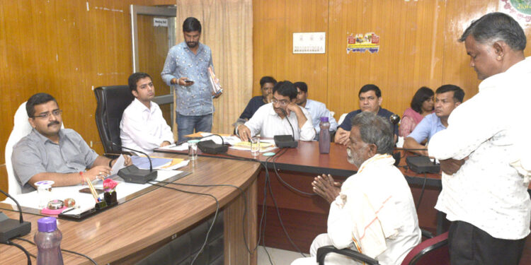 समस्याओं का तीव्र निस्तारण कर राहत प्रदान करें- जिला कलक्टर