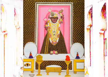 श्रीनाथजी में आज पिछोड़ा व पगा चन्द्रिका के श्रृंगार