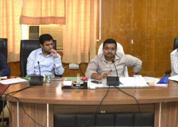 जिला कलेक्टर ने ली जनकल्याणकारी योजनाओं की समीक्षा बैठक