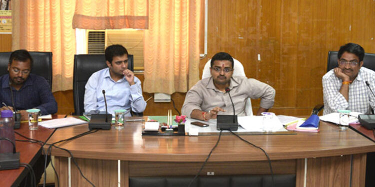 जिला कलेक्टर ने ली जनकल्याणकारी योजनाओं की समीक्षा बैठक