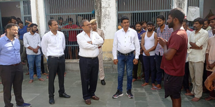 आलोक सुरोलिया, जिला एवं सेशन न्यायाधीश ने जिला कारागृह का मासिक निरीक्षण किया