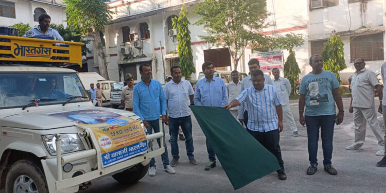 नीलाभ सक्सेना ने जागरूकता रथ को हरी झंडी दिखाकर किया रवाना