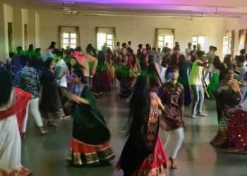 डांडिया रास में झूमे विद्यार्थी