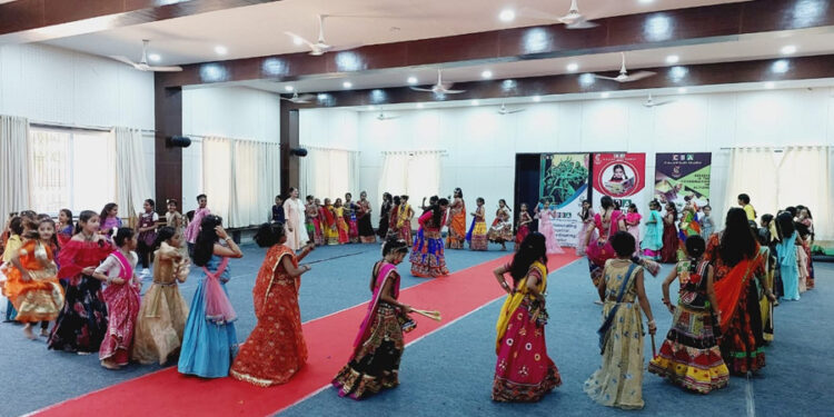 सीबीए में हुए गरबा में  खुब थिरके नन्हें कदम