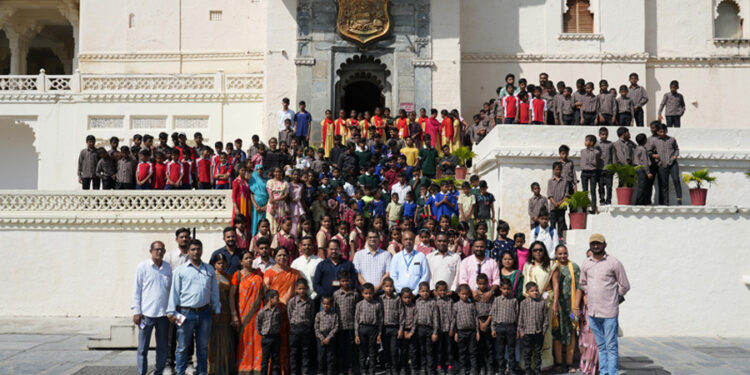 निराश्रित बालक/बालिकाओं का सिटी पेलेस म्यूजियक का भ्रमण
