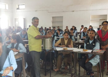 विद्यालयों में छप्पन भोग मनोरथ के महा प्रसाद का वितरण