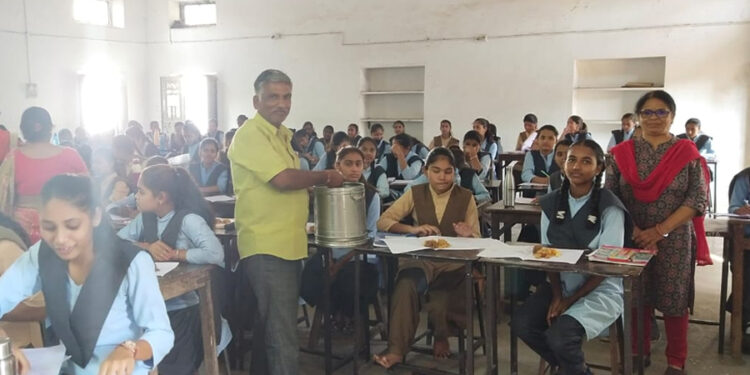 विद्यालयों में छप्पन भोग मनोरथ के महा प्रसाद का वितरण