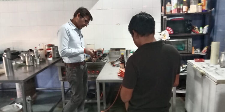 शुद्ध के लिये युद्ध अभियान के तहत कुम्भलगढ़ में दो होटल से लिये सैंपल