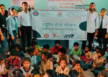 एन.एस.एस. के स्वयं सेवकों के द्वारा दीपावली के शुभ अवसर पर विद्यालय में वितरित किये कपडे और मिठाईयां