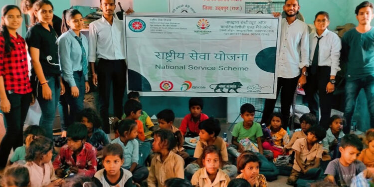 एन.एस.एस. के स्वयं सेवकों के द्वारा दीपावली के शुभ अवसर पर विद्यालय में वितरित किये कपडे और मिठाईयां