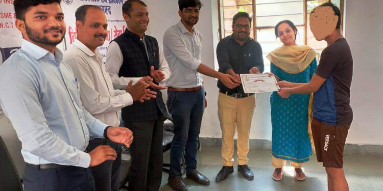 राजकीय सम्प्रेक्षण एवं किशोर गृह में आवासीय प्रशिक्षण प्रमाण-पत्र वितरित किए