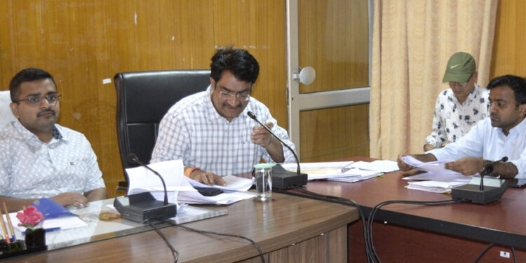 जिला स्तरीय अधिकारियों की समीक्षा बैठक आयोजित हुई