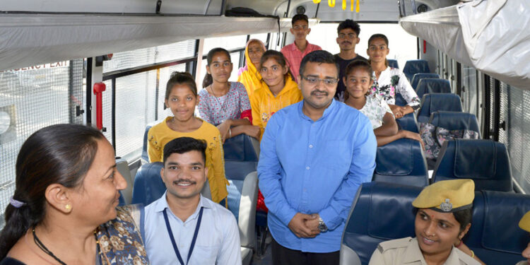 जिला कलक्टर ने बालको से की बात व हरी झण्डी दिखा किया रवाना