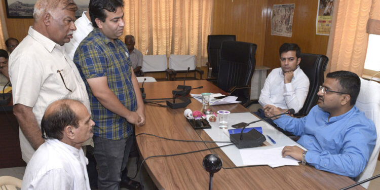 कलक्टर ने सुनी आमजन की समस्या व समस्याओं का निस्तारण करने के दिए निर्देश