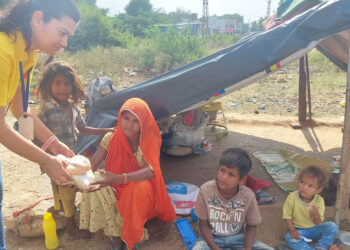 बाघपुरा के डेरों में वी विश फॉर सोसाइटी की डोनेशन ड्राइव में राशन वितरण