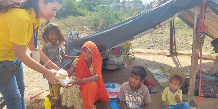 बाघपुरा के डेरों में वी विश फॉर सोसाइटी की डोनेशन ड्राइव में राशन वितरण