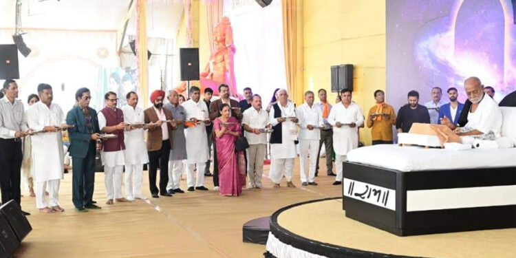 विधानसभा अध्यक्ष डॉ. जोशी के साथ अन्य प्रमुख व्यक्ति राम कथा में रहे मौजूद