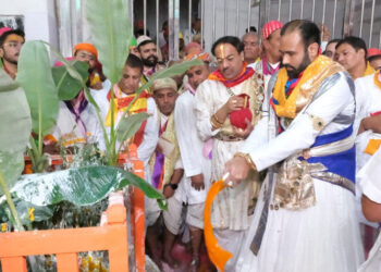 श्री लाडले लाल प्रभु के सम्मुख तिलकायत श्री एवं श्री विशाल बावा ने की गोवर्धन पूजा