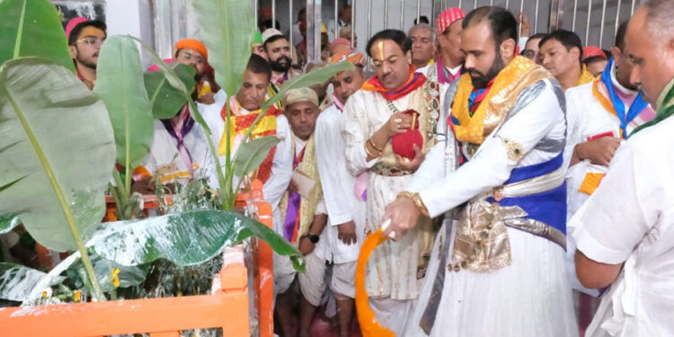 श्री लाडले लाल प्रभु के सम्मुख तिलकायत श्री एवं श्री विशाल बावा ने की गोवर्धन पूजा