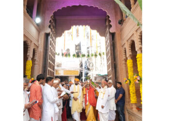 भव्य दरवाजे में से सर्वप्रथम पधारे श्री विट्ठलनाथजी अन्नकूट के शुभ अवसर पर श्रीजी प्रभु में