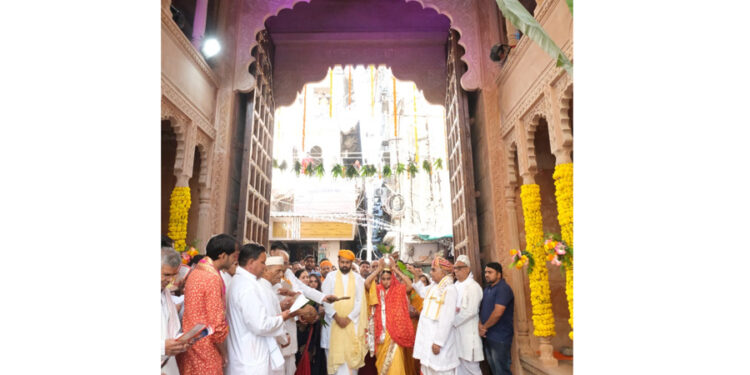 भव्य दरवाजे में से सर्वप्रथम पधारे श्री विट्ठलनाथजी अन्नकूट के शुभ अवसर पर श्रीजी प्रभु में