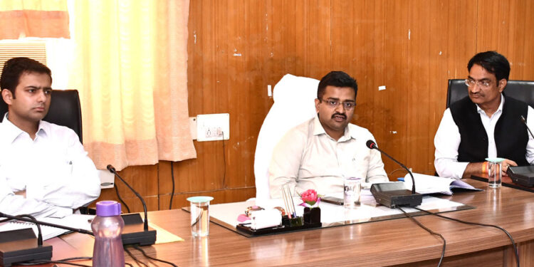 कलेक्टर की अध्यक्षता में बजट वर्ष 2023-24 के संबंध में बैठक आयोजित हुई