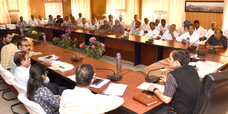 जिला उपखंड अधिकारी ने ली साधारण सभा की बैठक