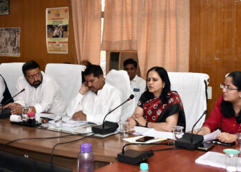 पंचायती राज मंत्री ने ली जिला स्तरीय अधिकारियों की बैठक