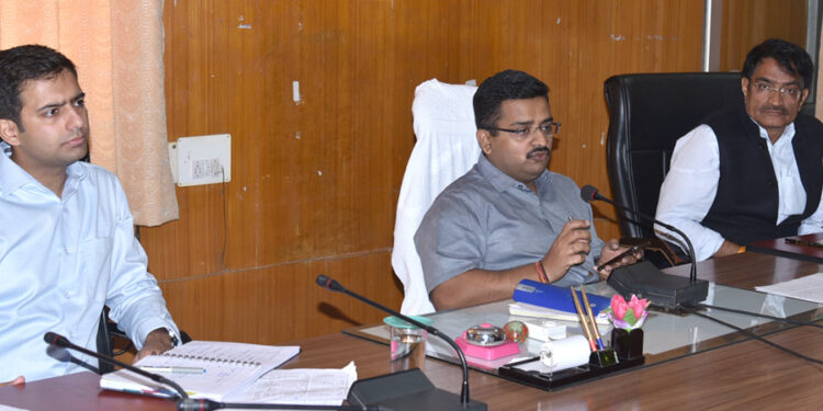 जिला स्तरीय अधिकारियों की समीक्षा बैठक आयोजित हुई