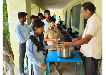श्री विशाल बावा के निर्देशन में सीद बटाई के रूप में अन्नकूट प्रसाद वितरण की रही उत्तम व्यवस्था