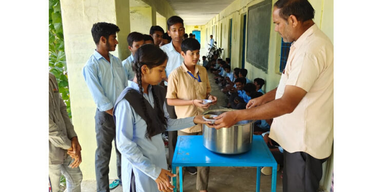श्री विशाल बावा के निर्देशन में सीद बटाई के रूप में अन्नकूट प्रसाद वितरण की रही उत्तम व्यवस्था